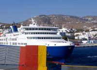 Πλοίο δένει στο λιμάνι της Τήνου με απίστευτη μανούβρα (vid)