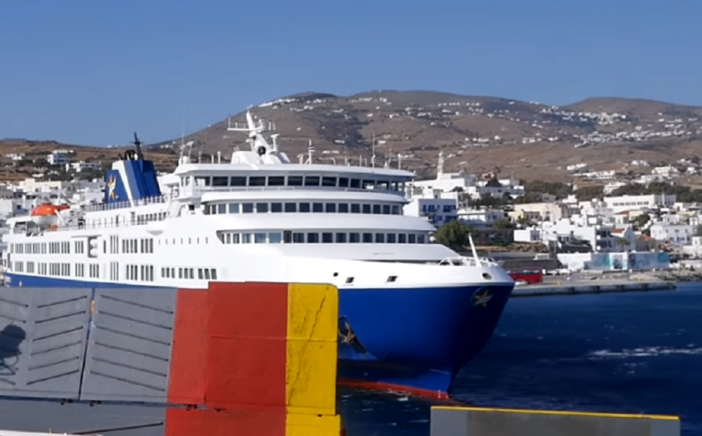 Πλοίο δένει στο λιμάνι της Τήνου με απίστευτη μανούβρα (vid)