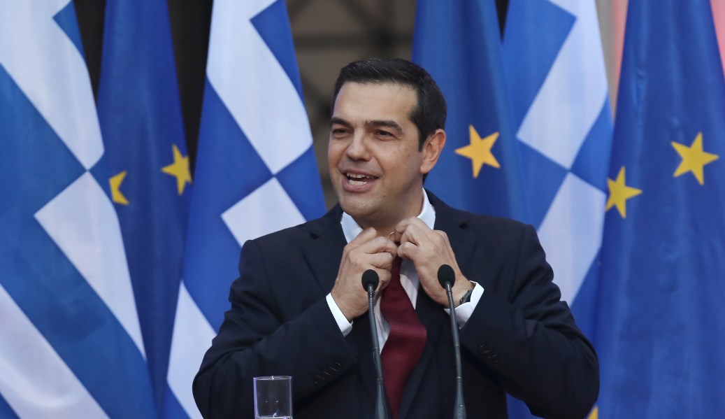 Η στιγμή που ο Τζανακόπουλος βάζει τη γραβάτα στον Τσίπρα (vid)