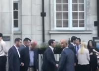 Αλέξης Τσίπρας: Η στιγμή της φραστικής επίθεσης στο Λονδίνο (vid)