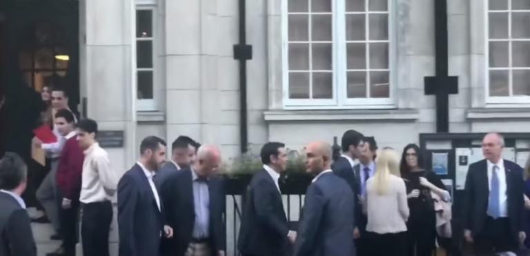 Αλέξης Τσίπρας: Η στιγμή της φραστικής επίθεσης στο Λονδίνο (vid)