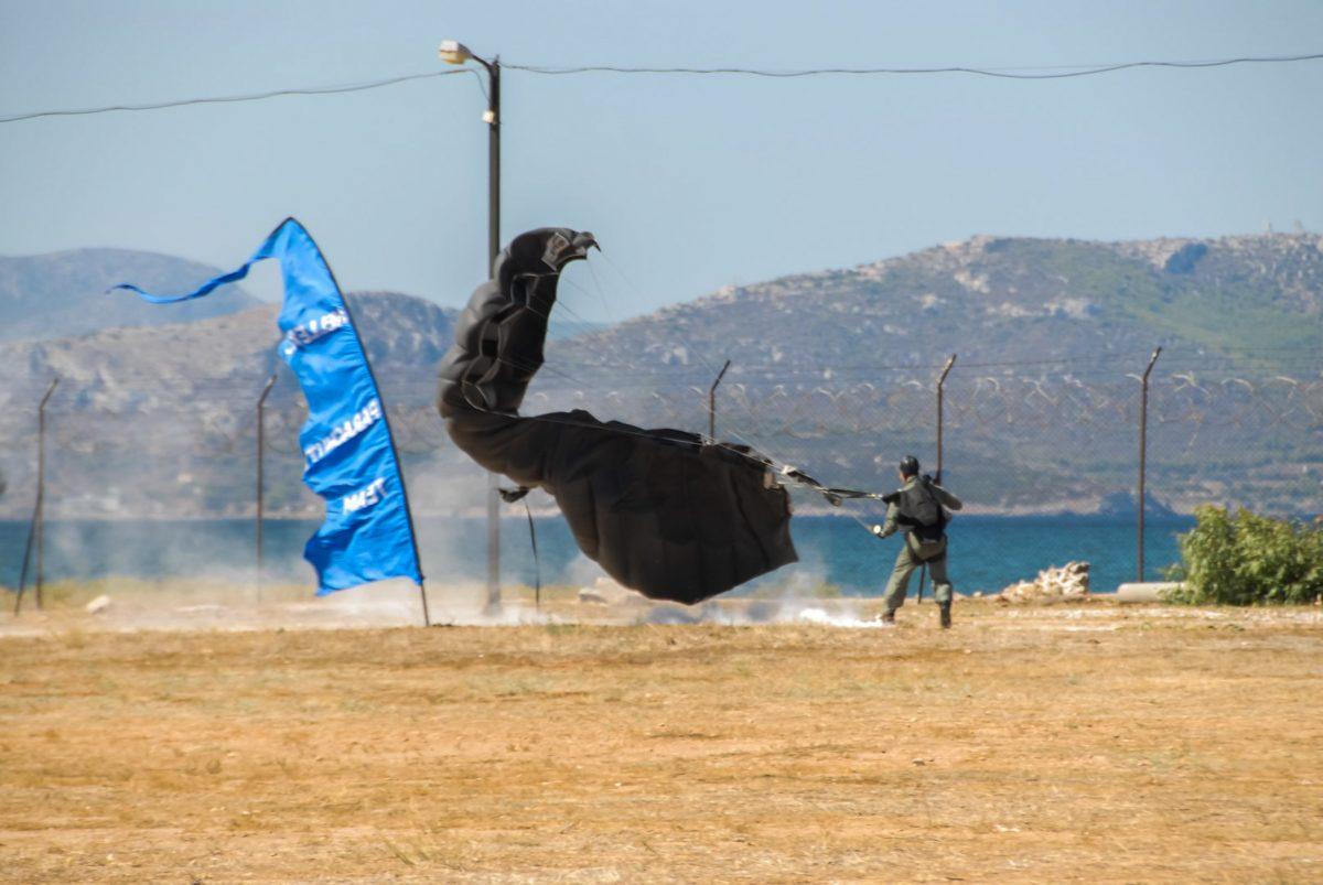 Έκτακτο: Αλεξιπτωτιστής άνοιξε πυρ σε στρατόπεδο