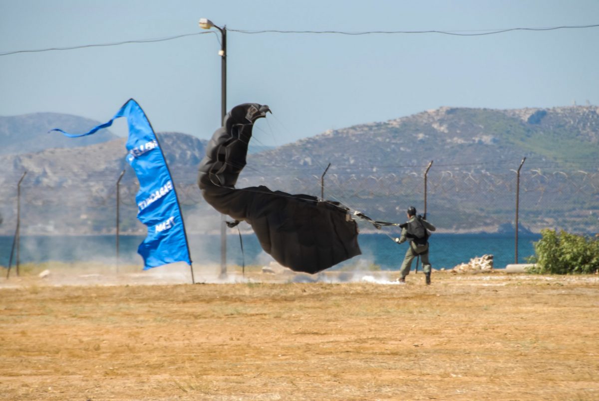 Έκτακτο: Αλεξιπτωτιστής άνοιξε πυρ σε στρατόπεδο