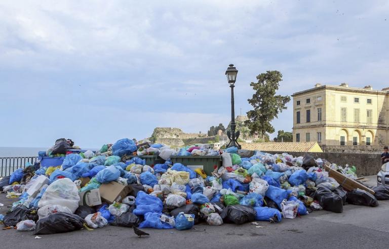 Κέρκυρα: Ισχυρές αστυνομικές δυνάμεις στον ΧΥΤΑ Λευκίμμης (pics)