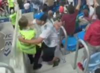 Τρελάθηκε: Οπαδός της Αργεντινής αγκάλιασε steward και έπεσε από τις σκάλες στο γκολ του Ρόχο (vid)