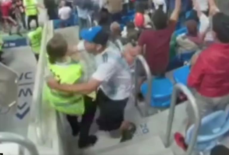 Τρελάθηκε: Οπαδός της Αργεντινής αγκάλιασε steward και έπεσε από τις σκάλες στο γκολ του Ρόχο (vid)