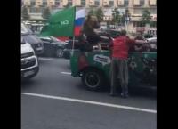 Μουντιάλ 2018: Αρκούδα πανηγυρίζει τη νίκη της Ρωσίας σε φορτηγάκι κρατώντας βουβουζέλα (vid)