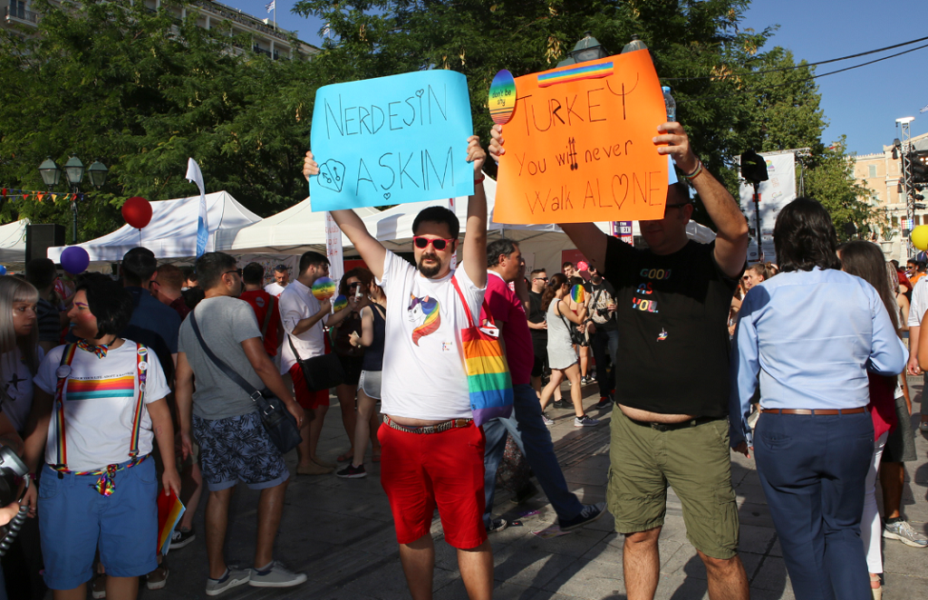 Athens Pride: Κόσμος συγκεντρώνεται στο Σύνταγμα (pics)