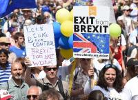 Brexit: Στους δρόμους του Λονδίνου 100.000 Βρετανοί – Ζήτησαν δημοψήφισμα