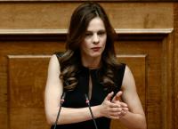 Η Αχτσιόγλου υπέγραψε για την επέκταση των κλαδικών συλλογικών συμβάσεων εργασίας