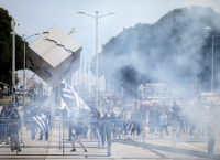 Σκοπιανό: Πετροπόλεμος και χημικά σε εκδήλωση του ΣΥΡΙΖΑ