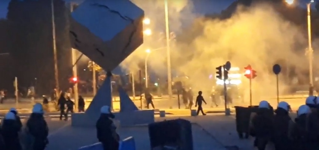 Σκοπιανό: Συνεχίζονται τα επεισόδια στη Θεσσαλονίκη (vid)