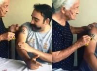 Γριούλα προσπαθεί να σβήσει το τατουάζ του γιου της με… σφουγγάρι (vid)