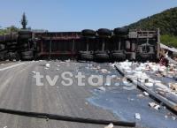 Εθνική Αθηνών – Λαμίας: Ντελαπάρησε νταλίκα και έκλεισε ο δρόμος (pics)