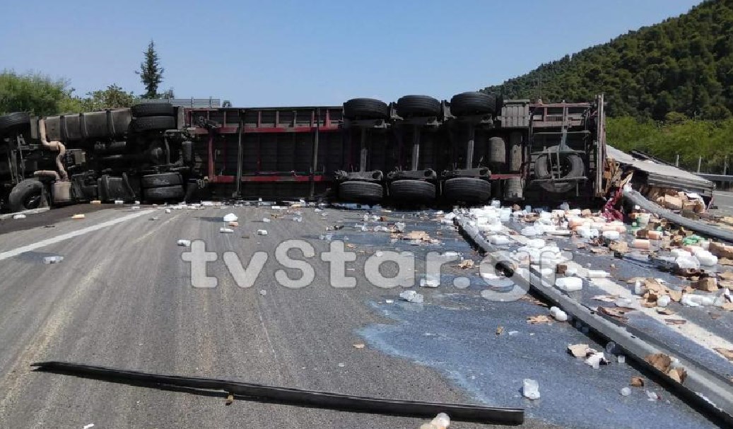 Εθνική Αθηνών – Λαμίας: Ντελαπάρησε νταλίκα και έκλεισε ο δρόμος (pics)