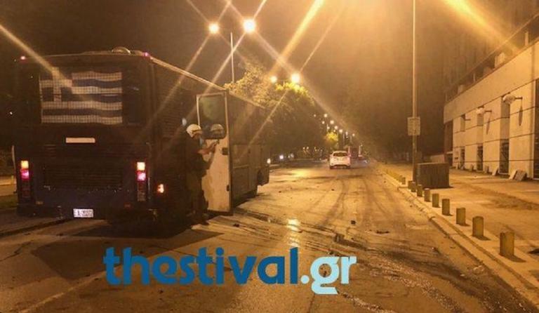 Θεσσαλονίκη: Ντοκουμέντο από την επίθεση με τις μολότοφ σε κλούβα των ΜΑΤ (vid)