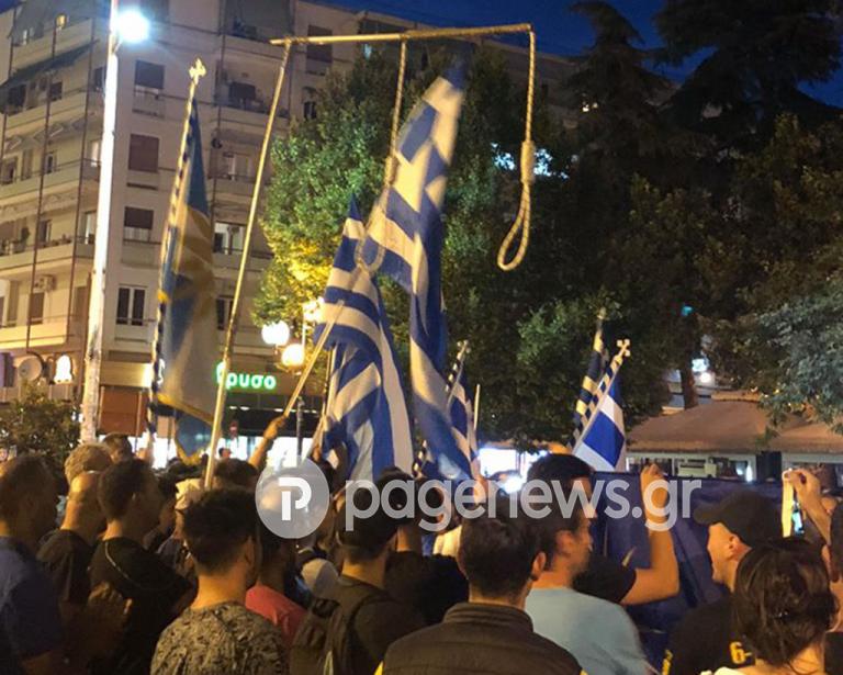 Σκοπιανό: “Πολιορκούν” τα γραφεία του ΣΥΡΙΖΑ στις Σέρρες (pics&vid)
