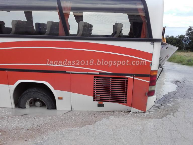 Η στιγμή που η γη “καταπίνει” ένα ολόκληρο πούλμαν (pics)