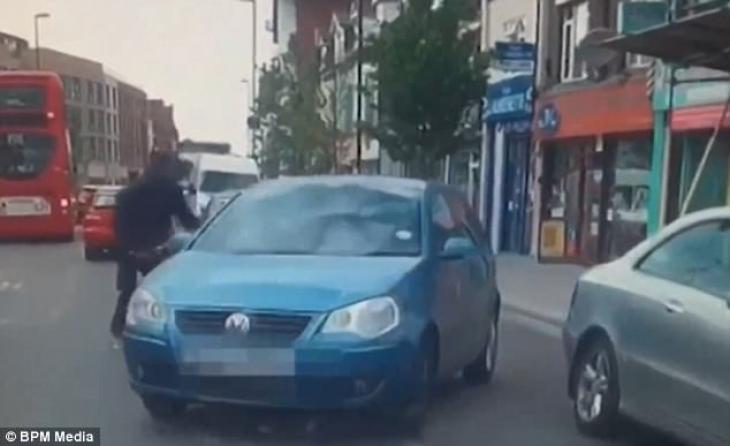 Έβγαλε μαχαίρι και άρχισε να σπάει το τζάμι διερχόμενου (vid)