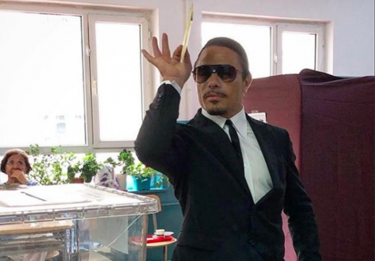 Νουσρέτ: Ψήφισε με τον δικό του μοναδικό τρόπο (pic)