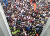 Ουκρανία: Χαμός έξω από την Βουλή – Τραυματισμοί και συλλήψεις (vid)