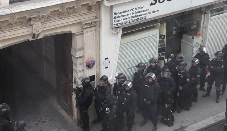 Παρίσι: Άνδρας κρατά ομήρους – Ανάμεσα τους και μια έγκυος (vids)