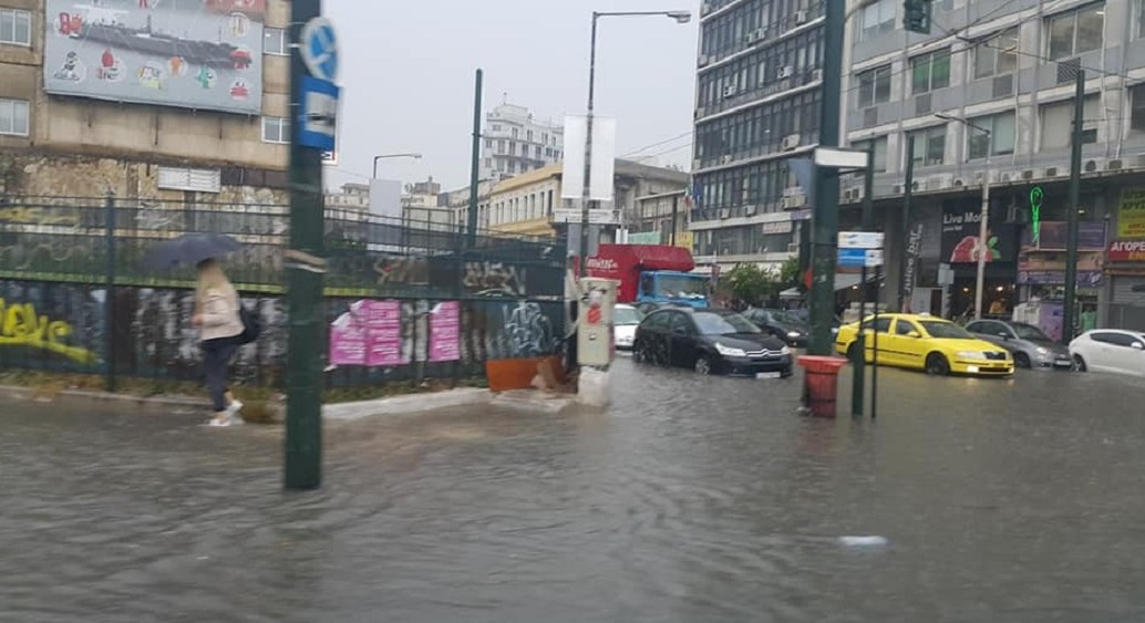 Κακοκαιρία: Πλημμύρισαν οι δρόμοι στον Πειραιά (pic)
