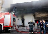 Περιστέρι: Ζημιές σε σπίτια από τη φωτιά στην αποθήκη με τα ηλεκτρικά (pics)