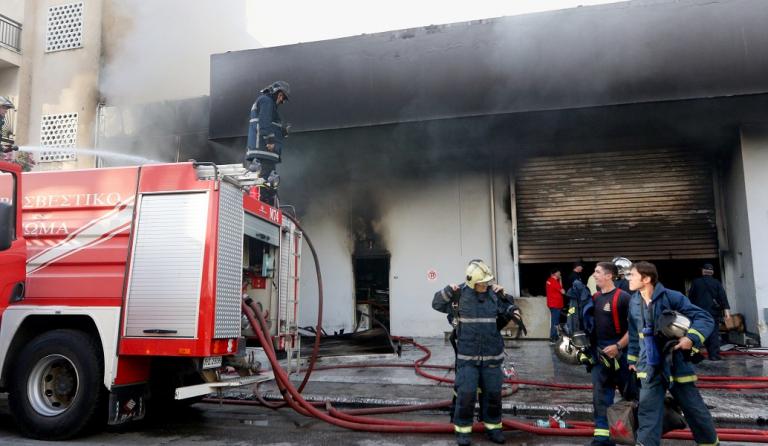 Περιστέρι: Ζημιές σε σπίτια από τη φωτιά στην αποθήκη με τα ηλεκτρικά (pics)