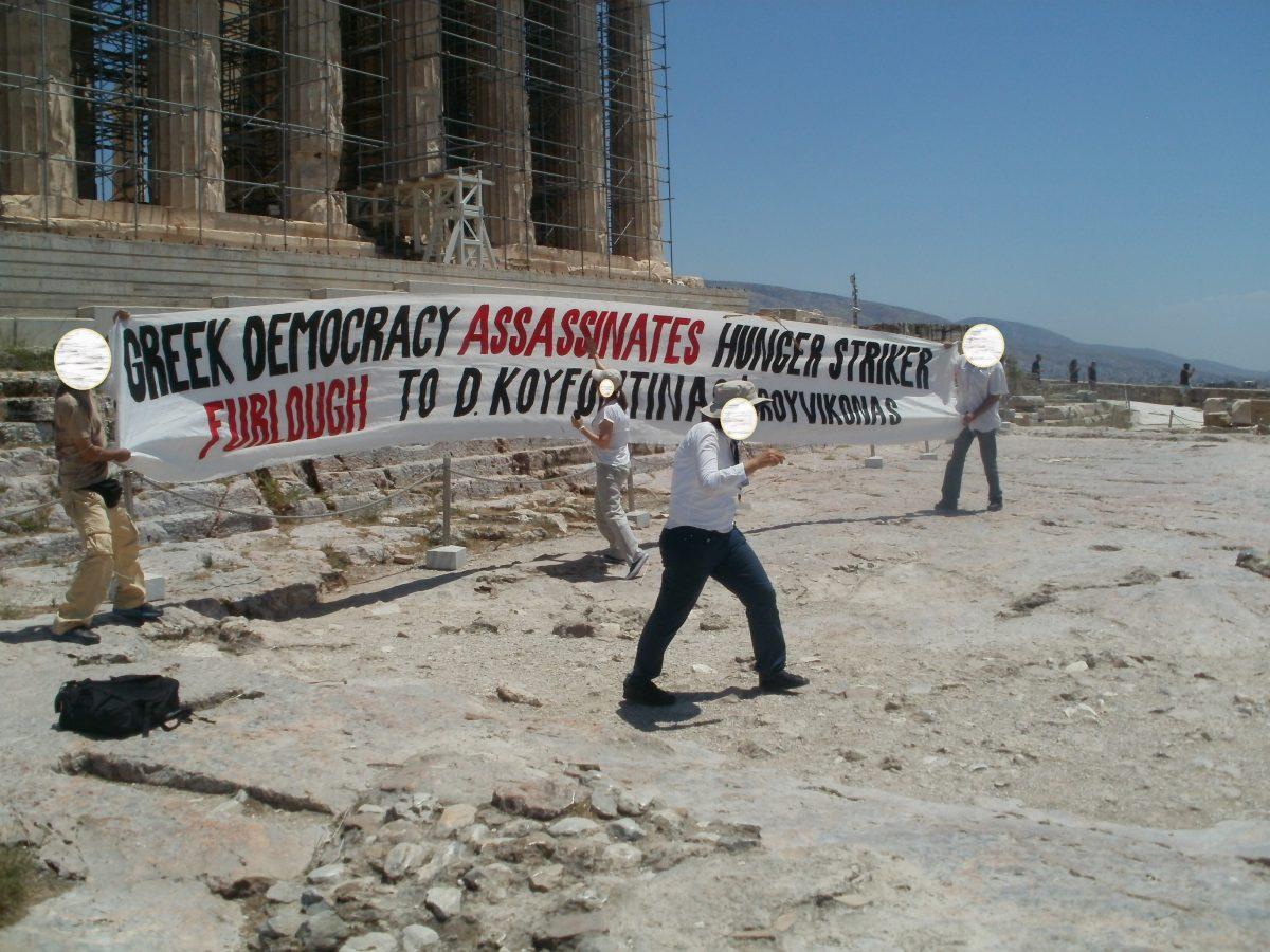 O Ρουβίκωνας ανήρτησε πανό στην Ακρόπολη για τον Κουφοντίνα