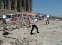 O Ρουβίκωνας ανήρτησε πανό στην Ακρόπολη για τον Κουφοντίνα