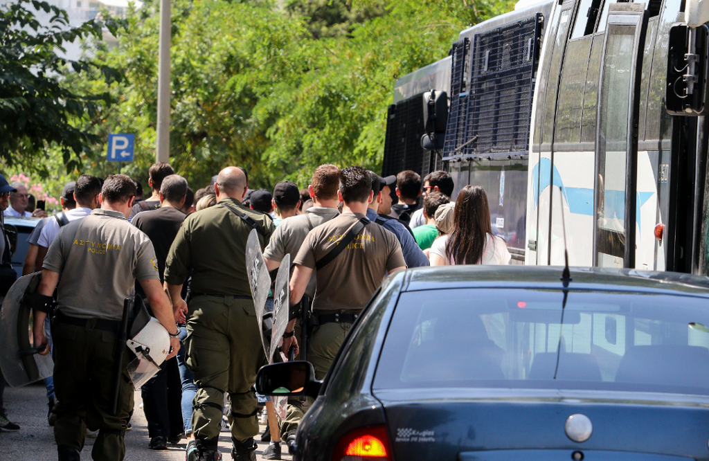 Ρουβίκωνας: Ποινικές διώξεις για την απόπειρα εισβολής στο υπουργείο (pics)