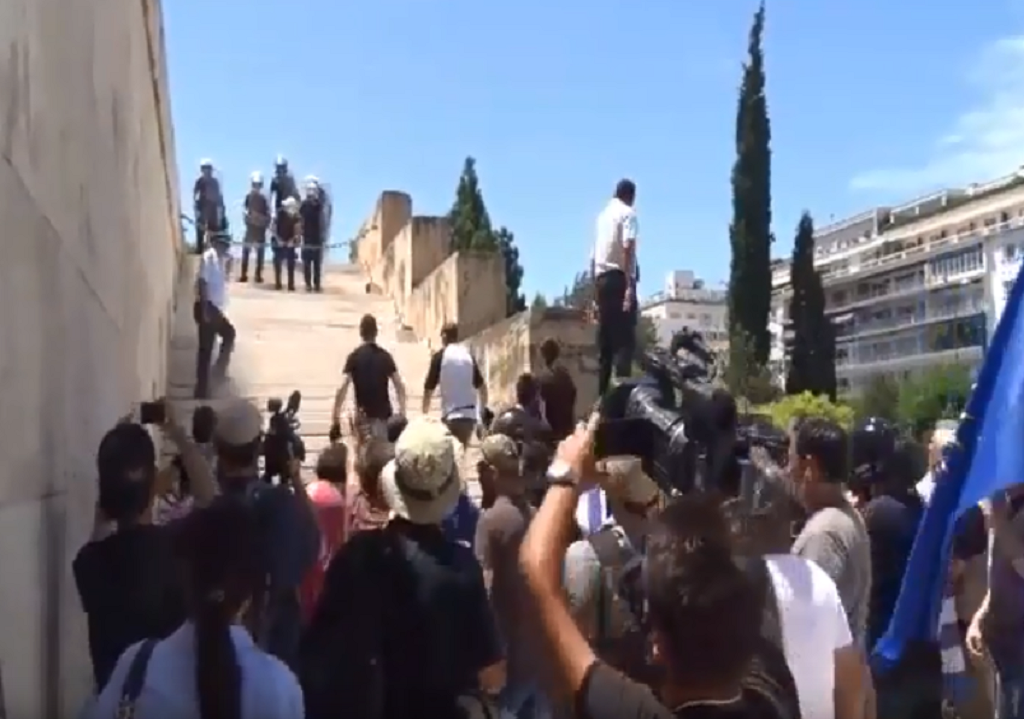 Συλλαλητήριο Μακεδονία: Πετούν μπουκάλια στους αστυνομικούς (vid)