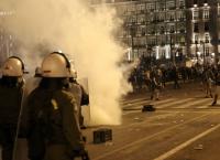 “Εμπόλεμη Ζώνη” το Σύνταγμα: Συγκρούσεις διαδηλωτών και ΜΑΤ με χρήση χημικών (pics)