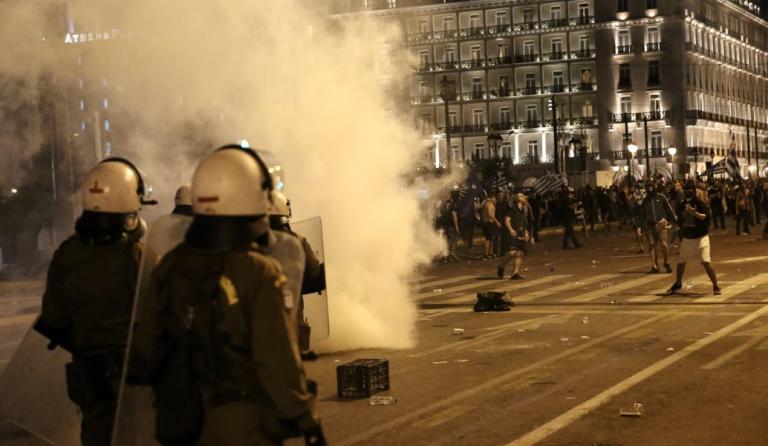 “Εμπόλεμη Ζώνη” το Σύνταγμα: Συγκρούσεις διαδηλωτών και ΜΑΤ με χρήση χημικών (pics)