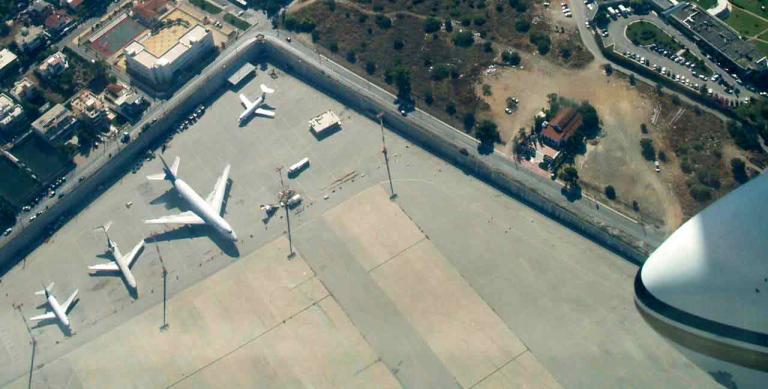 Εισβολή με βαν στο αεροδρόμιο του Τατοΐου