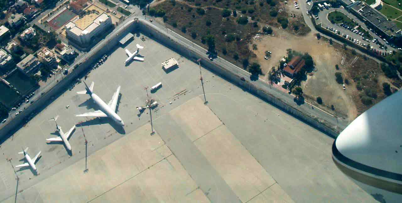 Εισβολή με βαν στο αεροδρόμιο του Τατοΐου