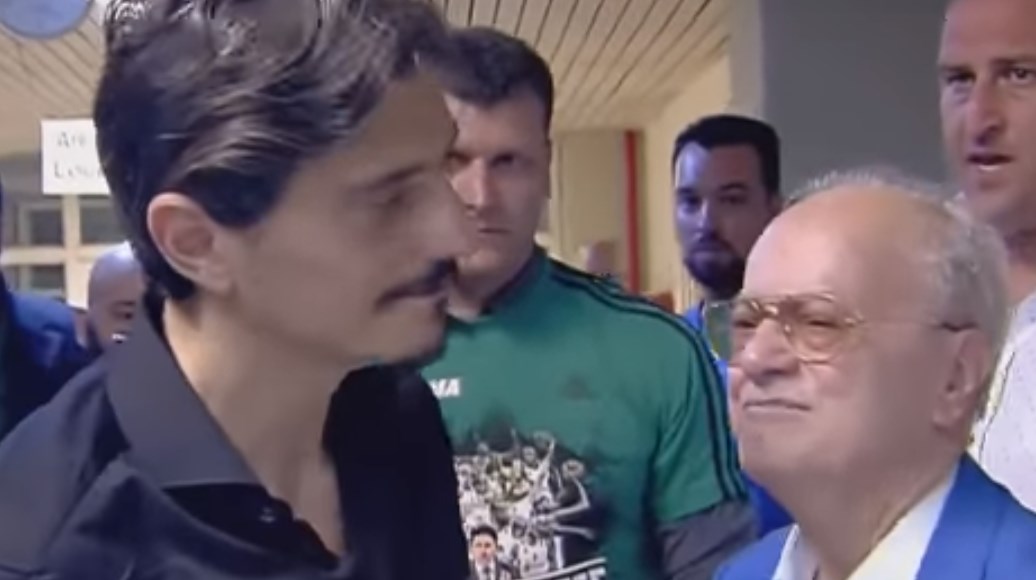 Ραγίζει καρδιές: Το κλάμα του Θανάση Γιαννακόπουλου στην αγκαλιά του Δημήτρη (vid)