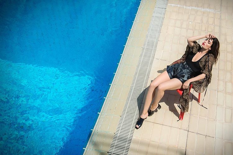 Τρέλα: Η Τόνια Σωτηροπούλου φωτογραφίζεται στην πισίνα (pics&vid)