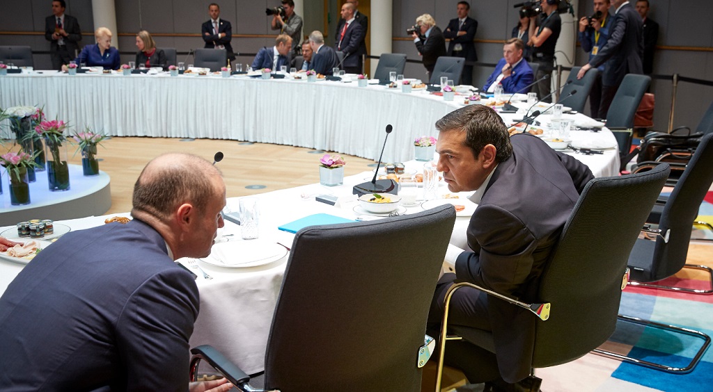 Η Ελλάδα θα δέχεται “επιστροφές προσφύγων” από τη Γερμανία – Το “δώρο” της Μέρκελ στον Τσίπρα