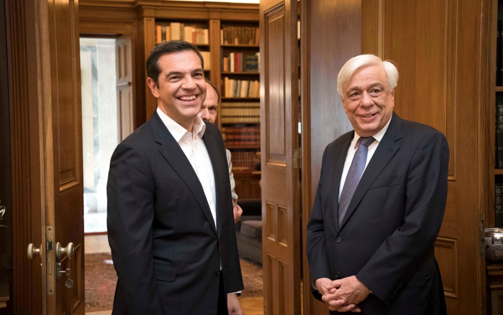 Eurogroup: Ο Τσίπρας ενημερώνει τον Παυλόπουλο για το χρέος