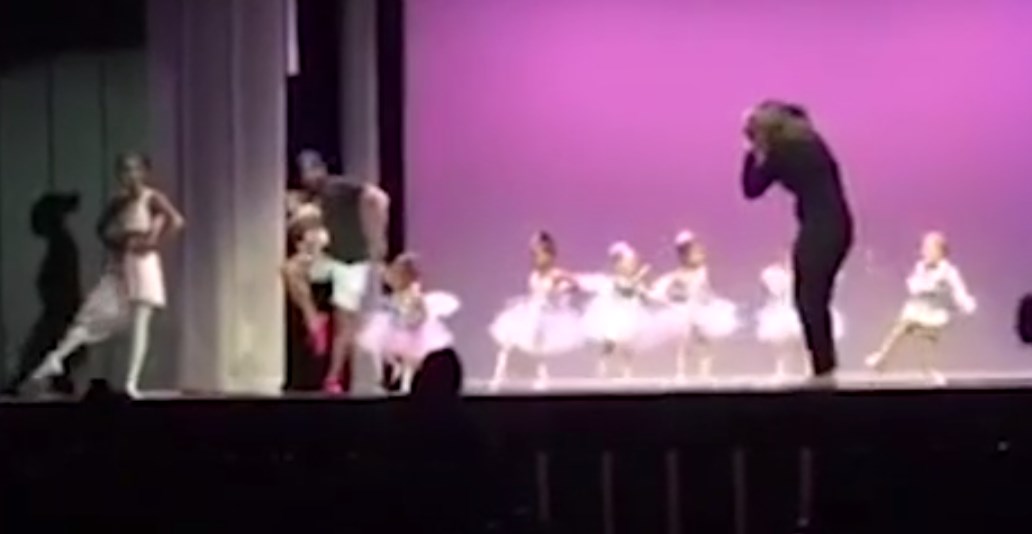 Το βίντεο της χρονιάς: Είδε την κορούλα του να κλαίει, ανέβηκε στη σκηνή και…