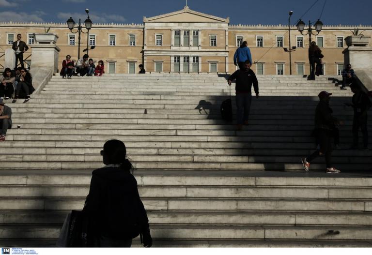 Σύνταγμα: Λήξη συναγερμού – Χαρτιά και εφημερίδες περιείχε η ύποπτη βαλίτσα