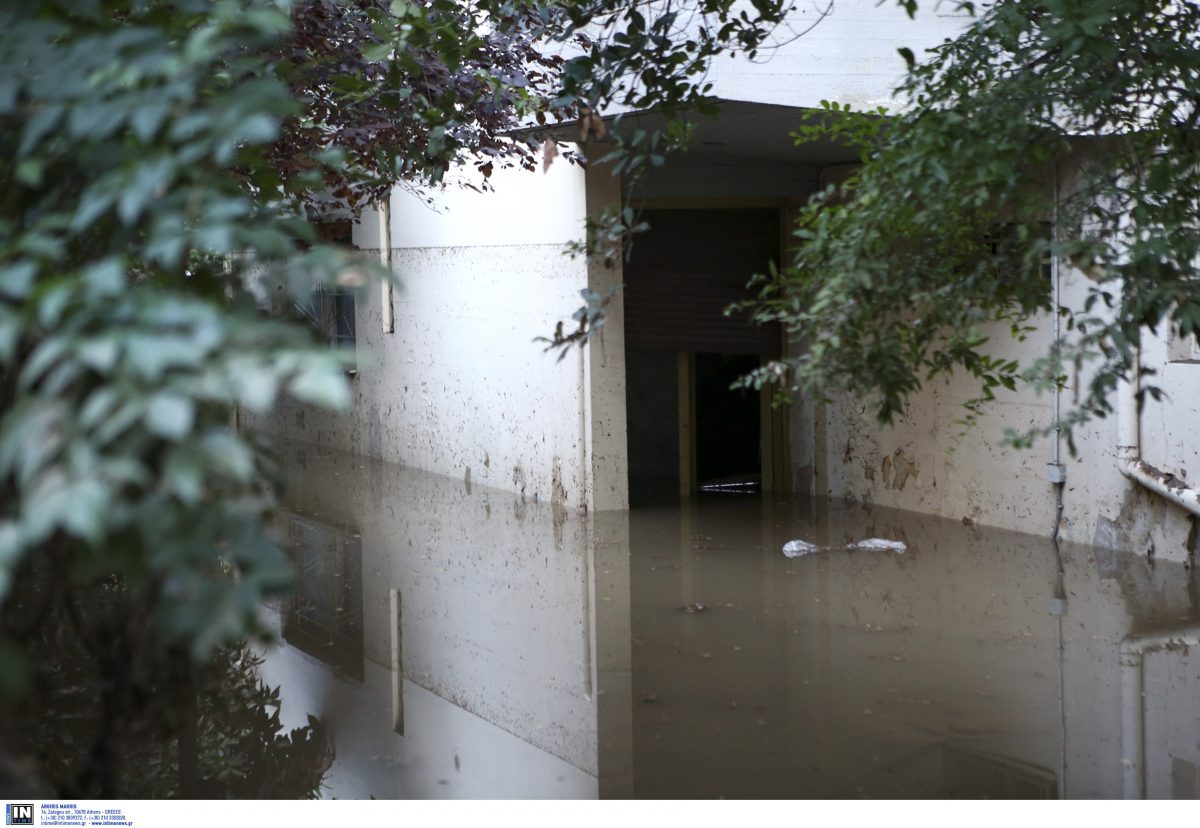 Χαλάνδρι: Πλημμύρισε πολυκατοικία λόγω της έντονης βροχόπτωσης (pics)