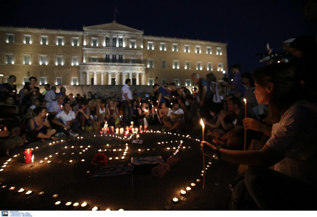 Σύνταγμα: Πλήθος κόσμου για τα θύματα από τις φωτιές (pics)