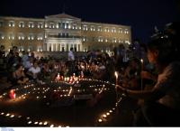 Σύνταγμα: Πλήθος κόσμου για τα θύματα από τις φωτιές (pics)