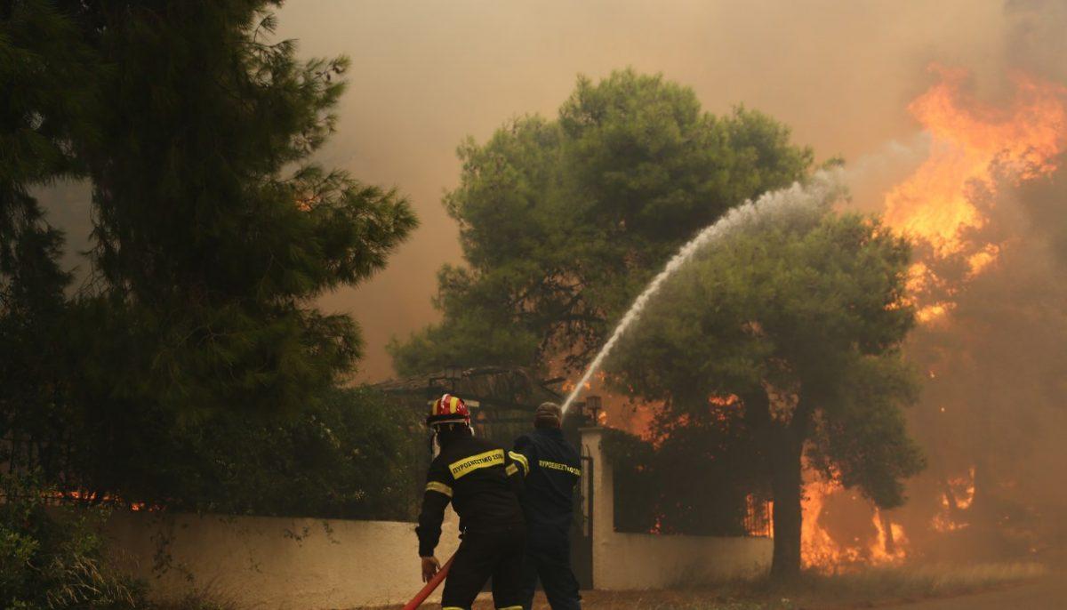 Φωτιά Κινέτα: Αναζωπυρώθηκε το μέτωπο στα Γεράνεια Όρη
