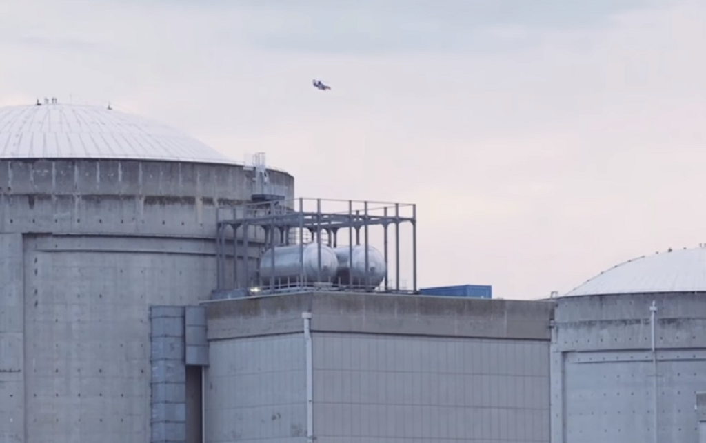 Drone superman πάνω από πυρηνικό εργοστάσιο – Το πείραμα της Greenpeace (vid)