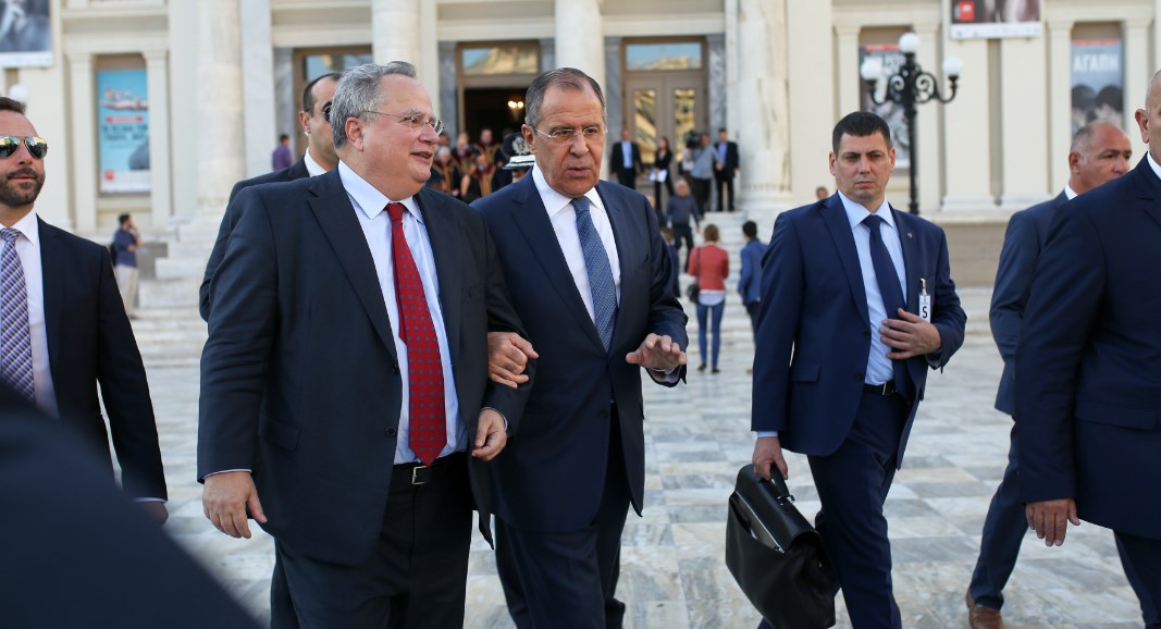 Η Μόσχα βγάζει ψεύτη τον Κοτζιά – Η Ελλάδα ζήτησε την επίσκεψη Λαβρόφ, όχι εμείς