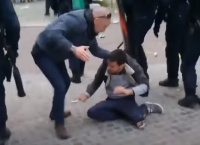 Ο Μακρόν έστω και αργά απέλυσε τον “νταή” σωματοφύλακά του (vid)